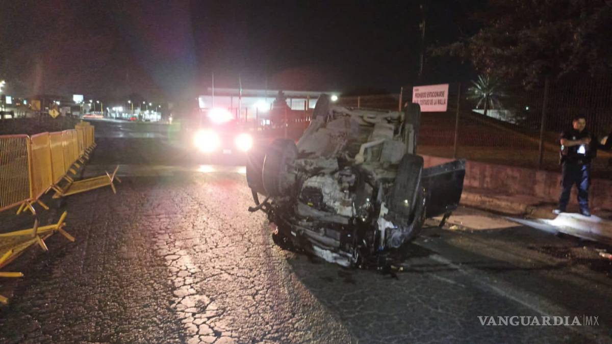 Vuelca, destruye su auto y huye del lugar en la carretera Saltillo-Monterrey