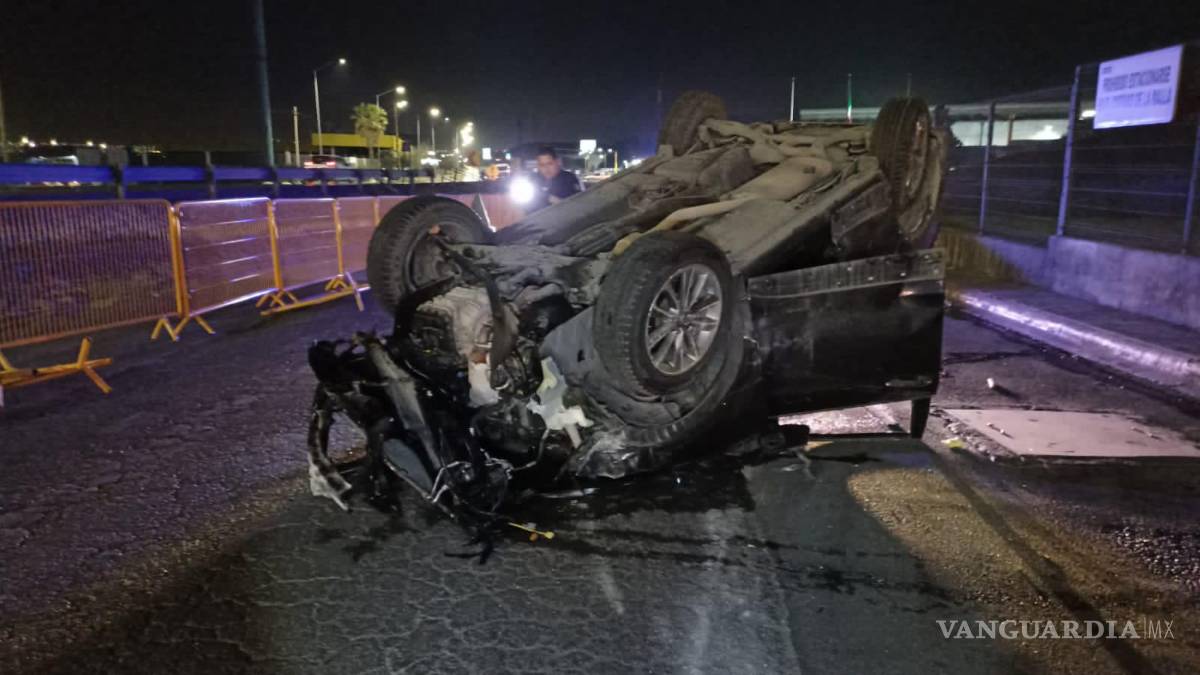 Vuelca, destruye su auto y huye del lugar en la carretera Saltillo-Monterrey
