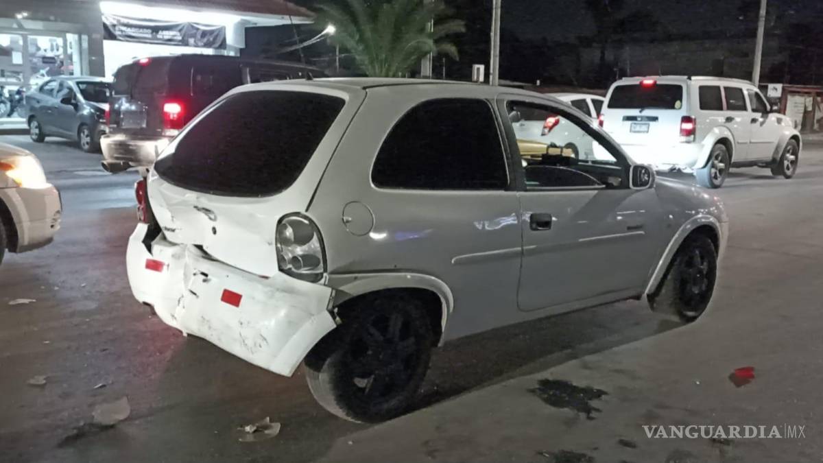 Saltillo: se pasa el rojo y choca contra taxi; pasajero resulta lesionado