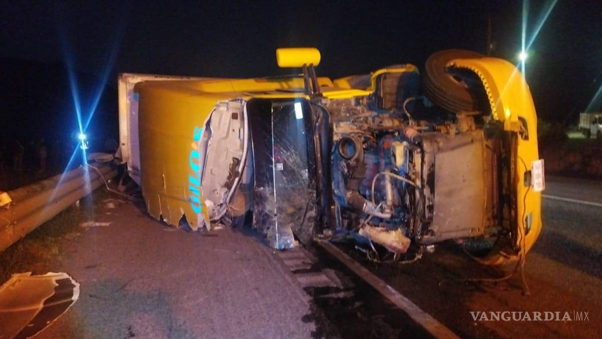 Trailero muere mutilado al volcar en la carretera libre Monterrey- Saltillo