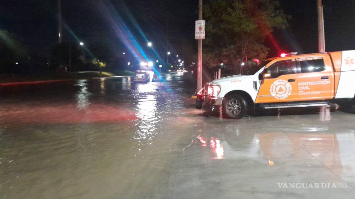 Cierres viales por acumulación de agua y 14 vehículos varados dejan lluvias en NL