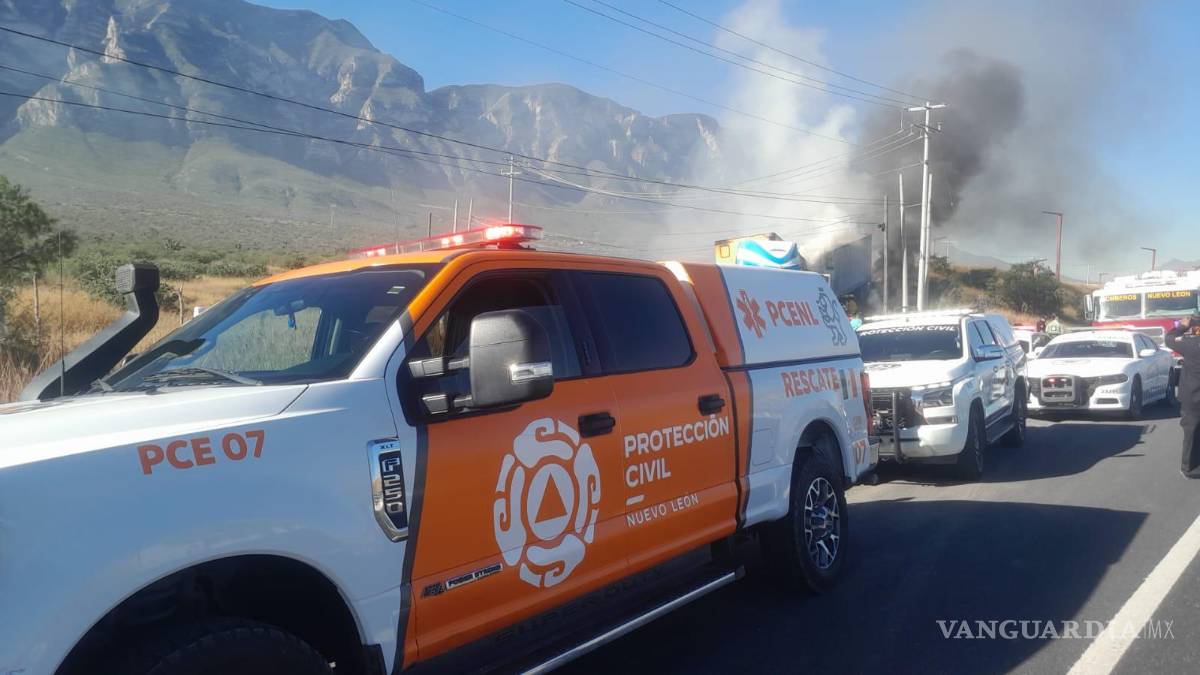 Tráiler de doble remolque cargado de pacas de cartón se incendia en la Carretera a Saltillo