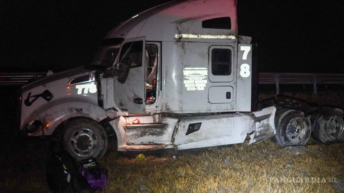 Niebla causa volcadura de tractocamión, en Arteaga