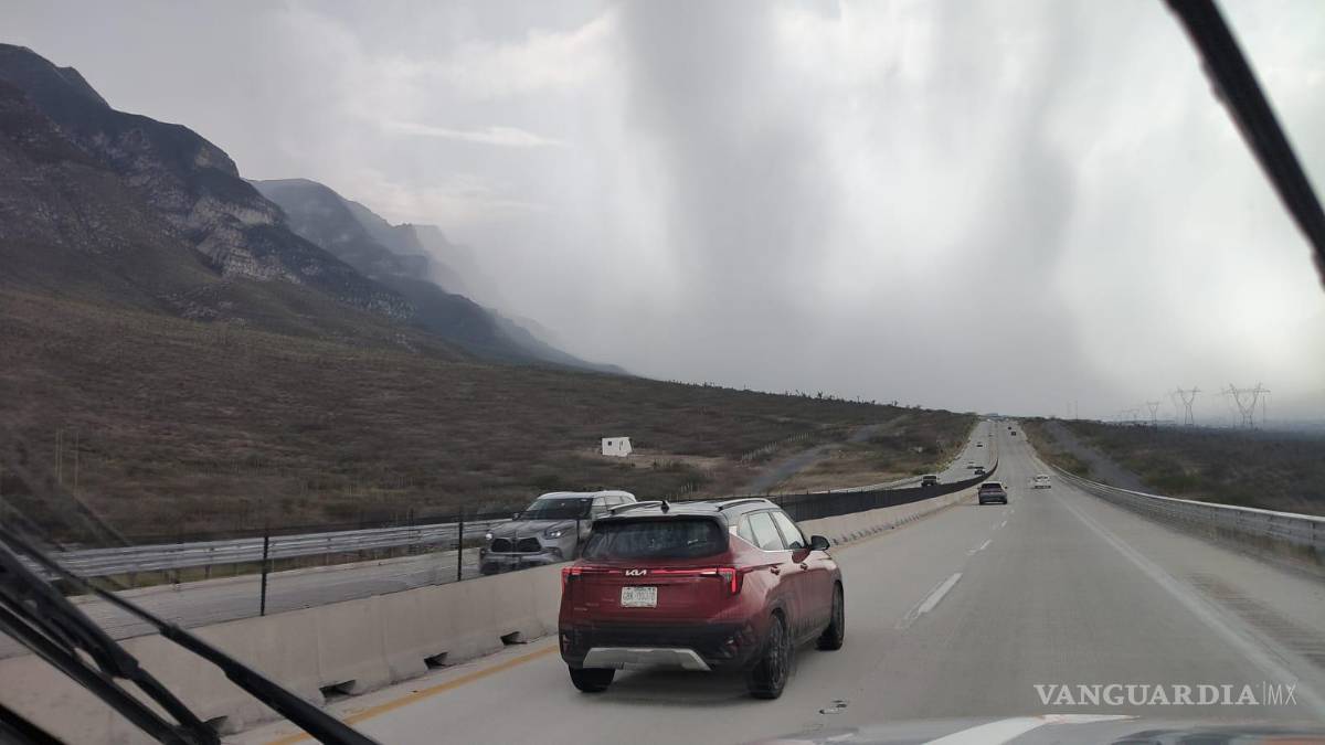 Encharcamientos y caos vial por precipitaciones en Nuevo León