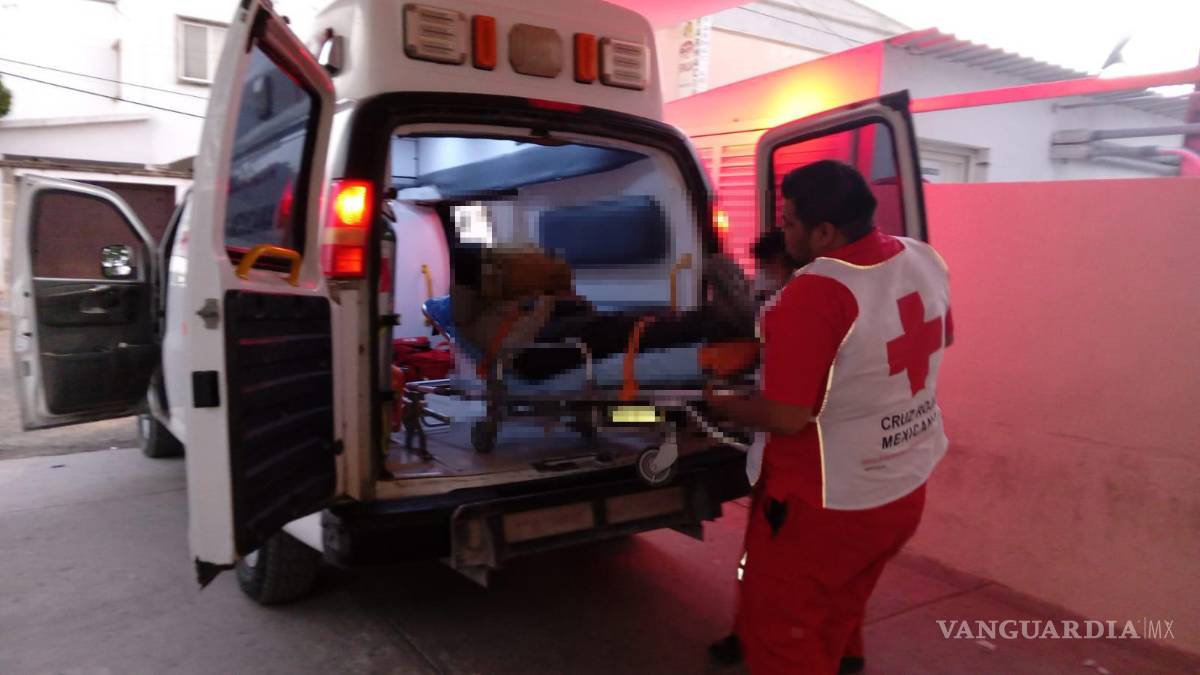Impacta y deja lesionado a motociclista en la carretera Parras-Paila