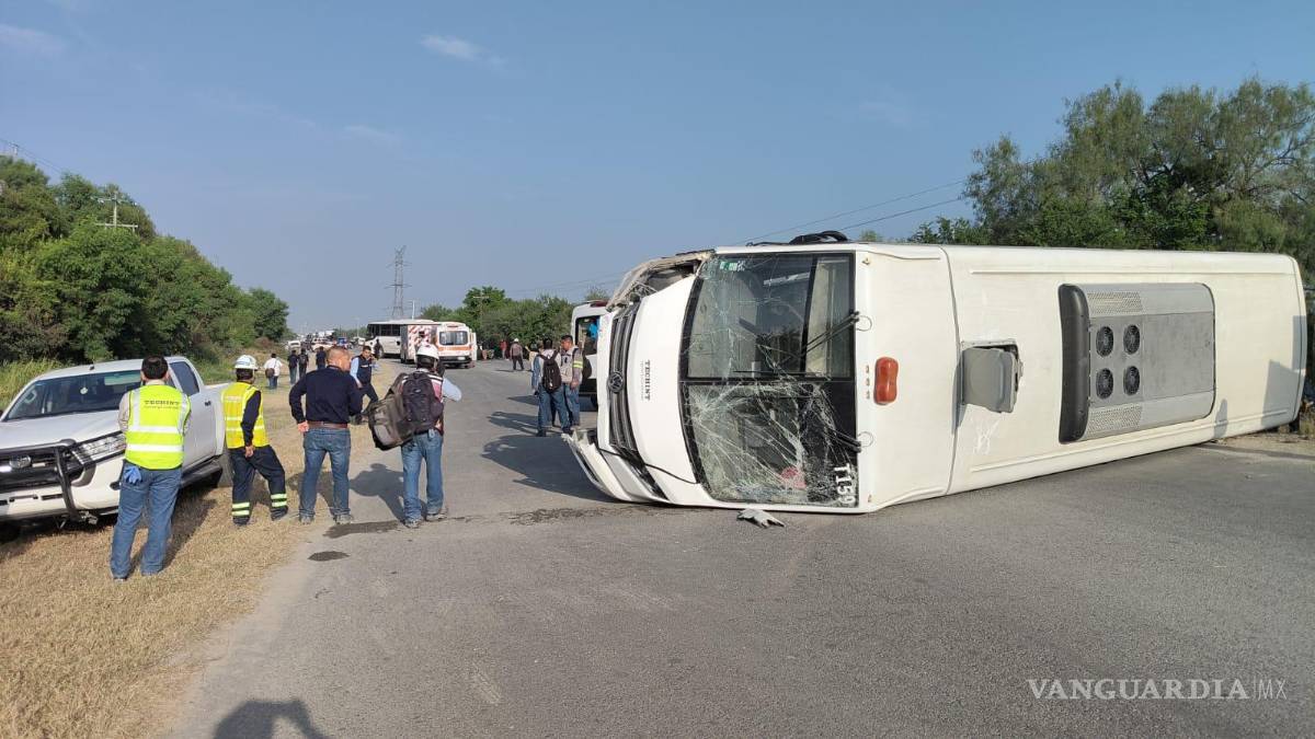 Choque entre auto particular y transporte de personal deja tres fallecidos y tres heridos, en NL