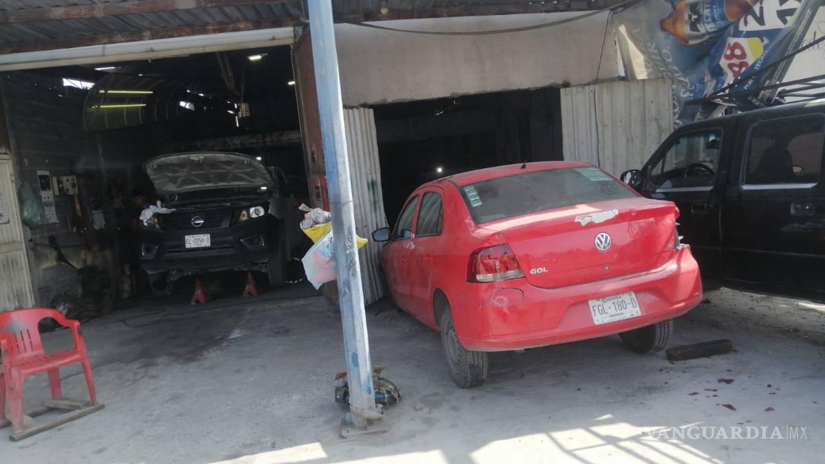 Jóvenes terminan contra negocios tras choque en Ramos Arizpe; se niegan a ser hospitalizados