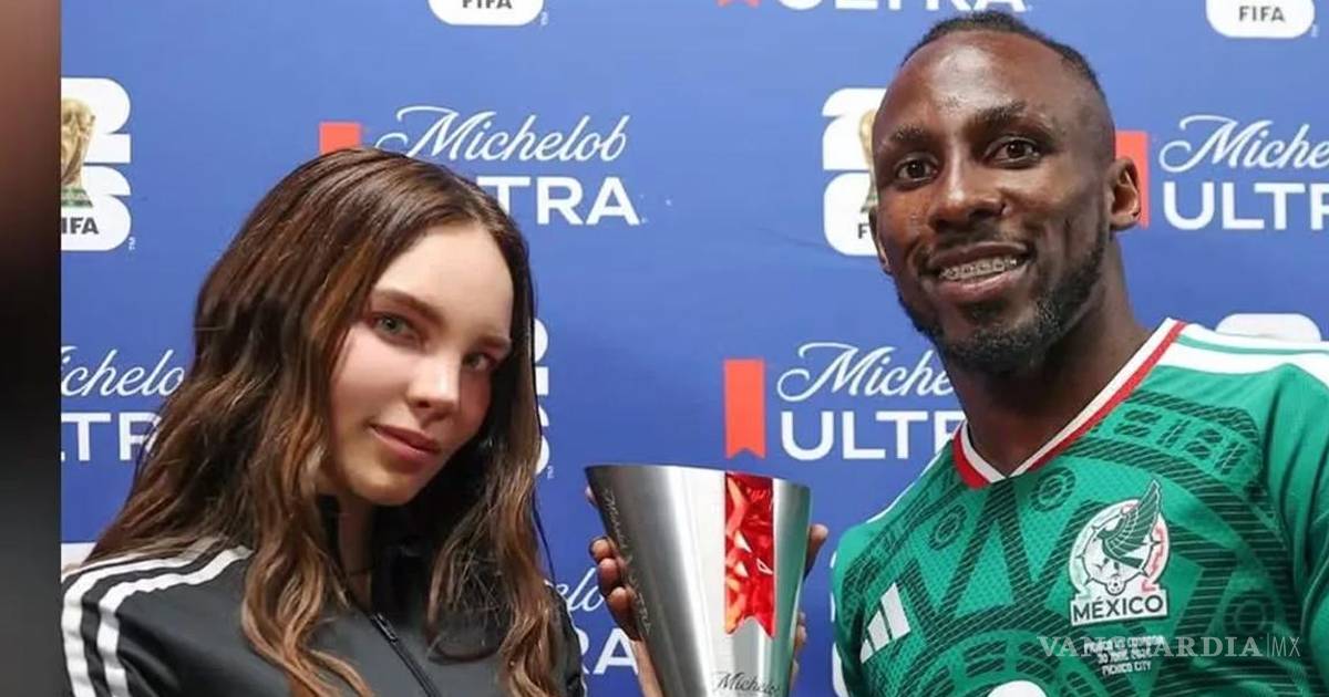 ¡Corre Julián Quiñones, correeeee!... aficionados quieren a Belinda lejos del goleador mexicano tras entregarle trofeo