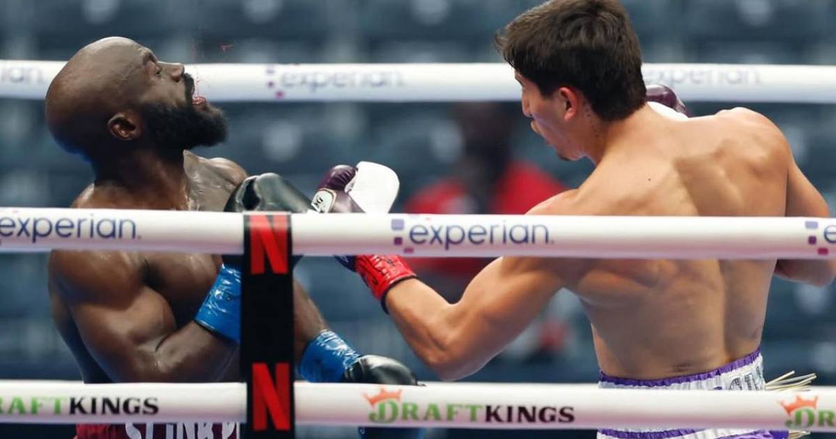 Marco Verde extiende su invicto con polémico nocaut técnico sobre Sona Akale