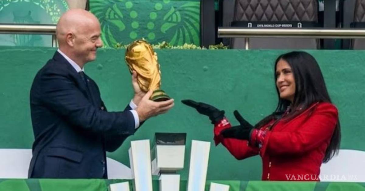 ‘Yo no decidí eso, fue una invitada de la FIFA’... Sheinbaum aclara que Salma Hayek no la representó en inauguración del Mundial