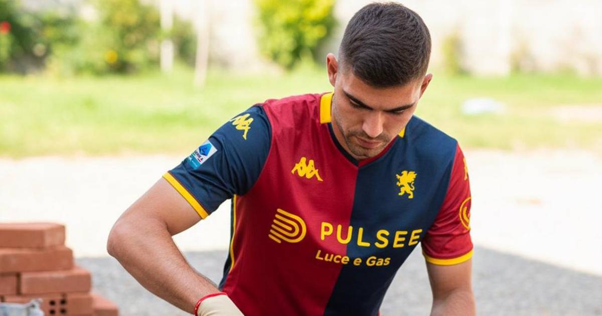 Tachan al Genoa de ‘racistas’ tras polémica imagen de Johan Vásquez construyendo un muro