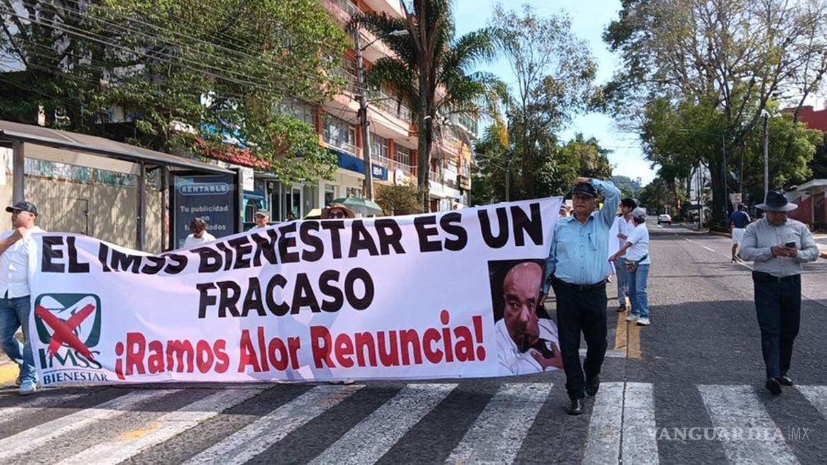 Crisis en IMSS-Bienestar: Personal médico marcha en Xalapa por falta de medicamentos y cirugías suspendidas
