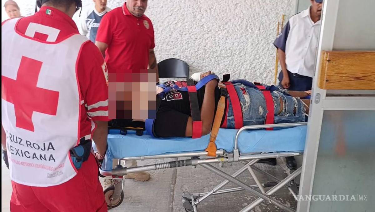 $!Paramédicos de la Cruz Roja brindaron atención a los ocupantes de la motocicleta; la joven fue trasladada al Centro de Salud, donde posteriormente perdió la vida.