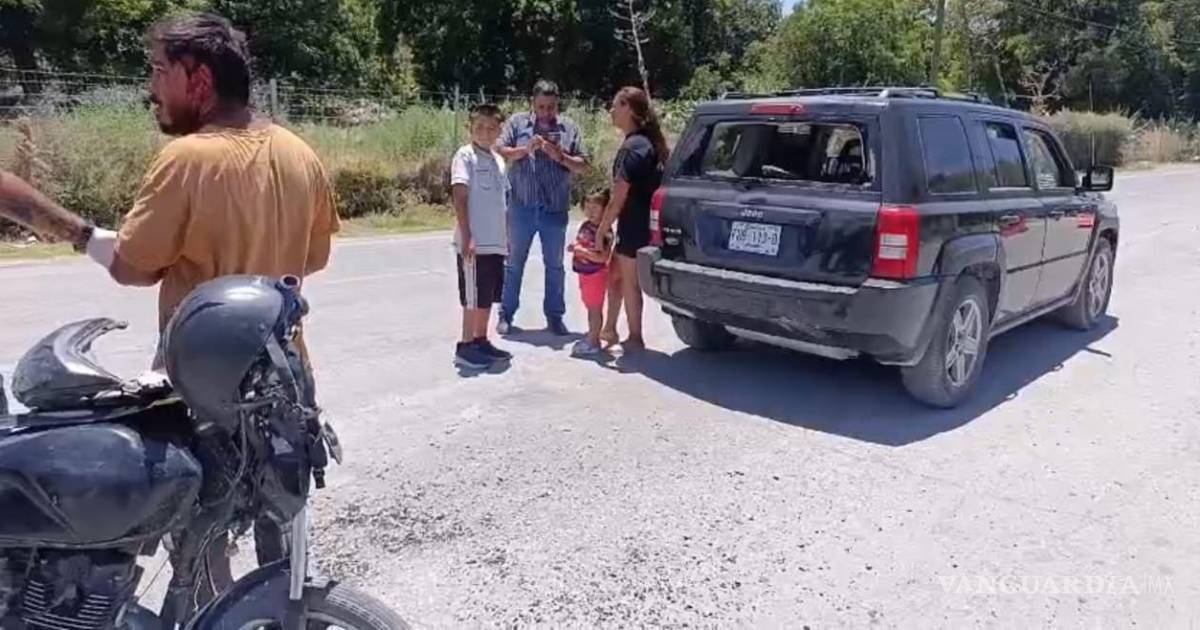 Motociclista termina incrustado en camioneta tras fuerte impacto, en Parras de la Fuente