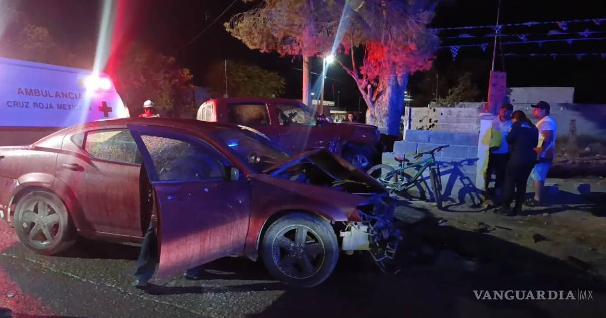 Se pasa el alto, choca camioneta y acaba detenido en Parras