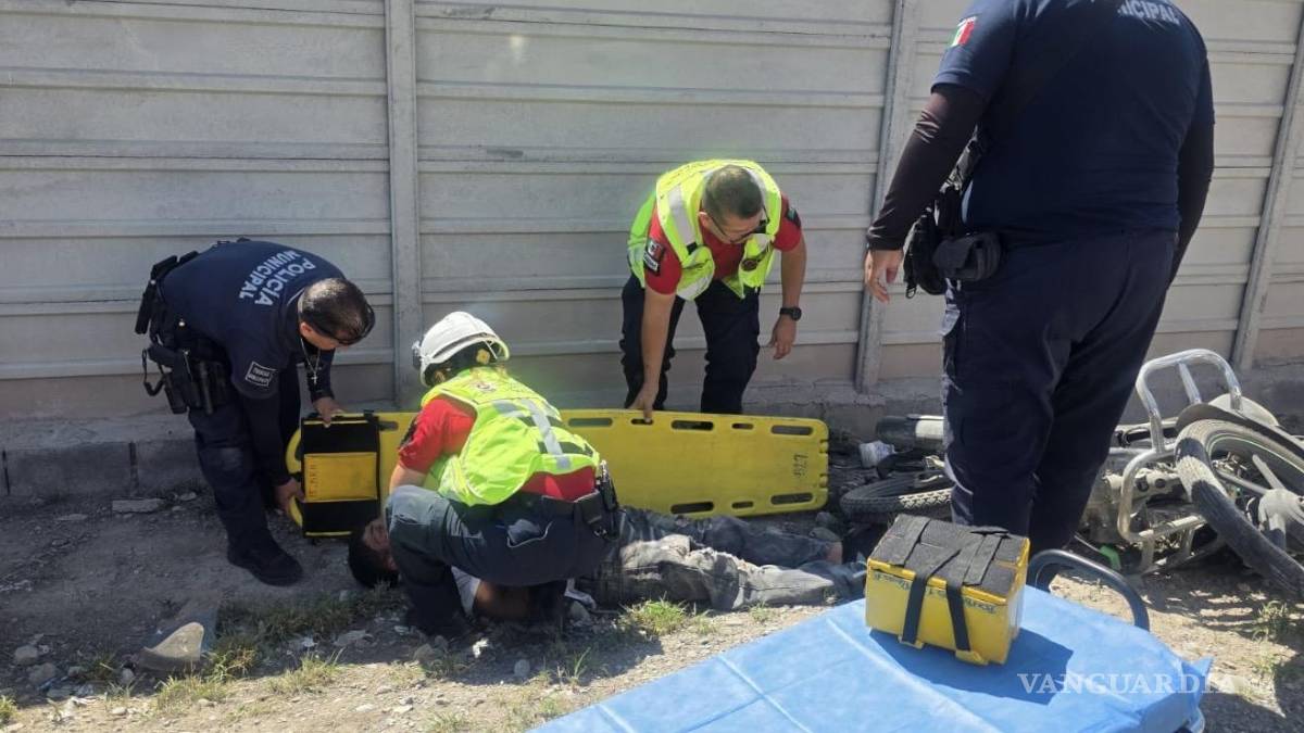 Dos jóvenes resultan graves luego de estrellarse contra barda en la Monterrey-Saltillo