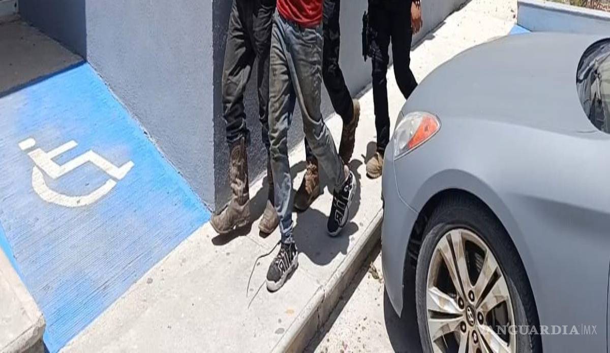 $!Dos hombres fueron detenidos inicialmente por presuntamente extraer diésel de un camión accidentado, lo que derivó en nuevas diligencias ministeriales en la zona.