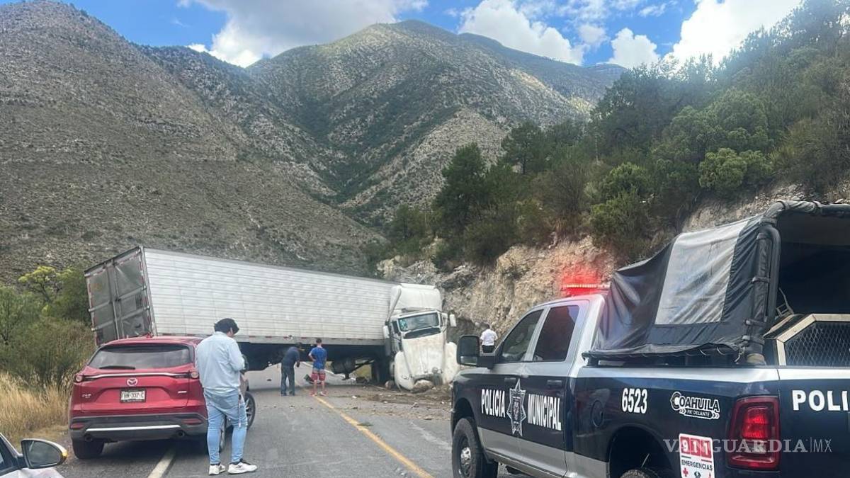 Tráiler se impacta y se descuadra en carretera a Los Lirios, en Arteaga