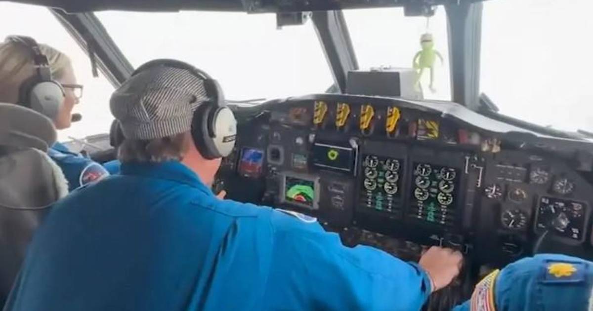 Cazadores de tormentas sufren fuertes turbulencias mientras volaban directamente al ojo del huracán Melissa