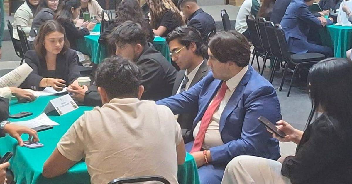 Participa hijo menor de AMLO en parlamento juvenil en el Senado