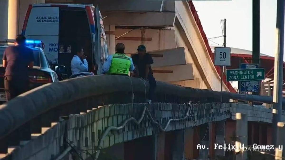 Policías de Monterrey rescatan a hombre que intentaba lanzarse al Santa Lucía, en Nuevo León