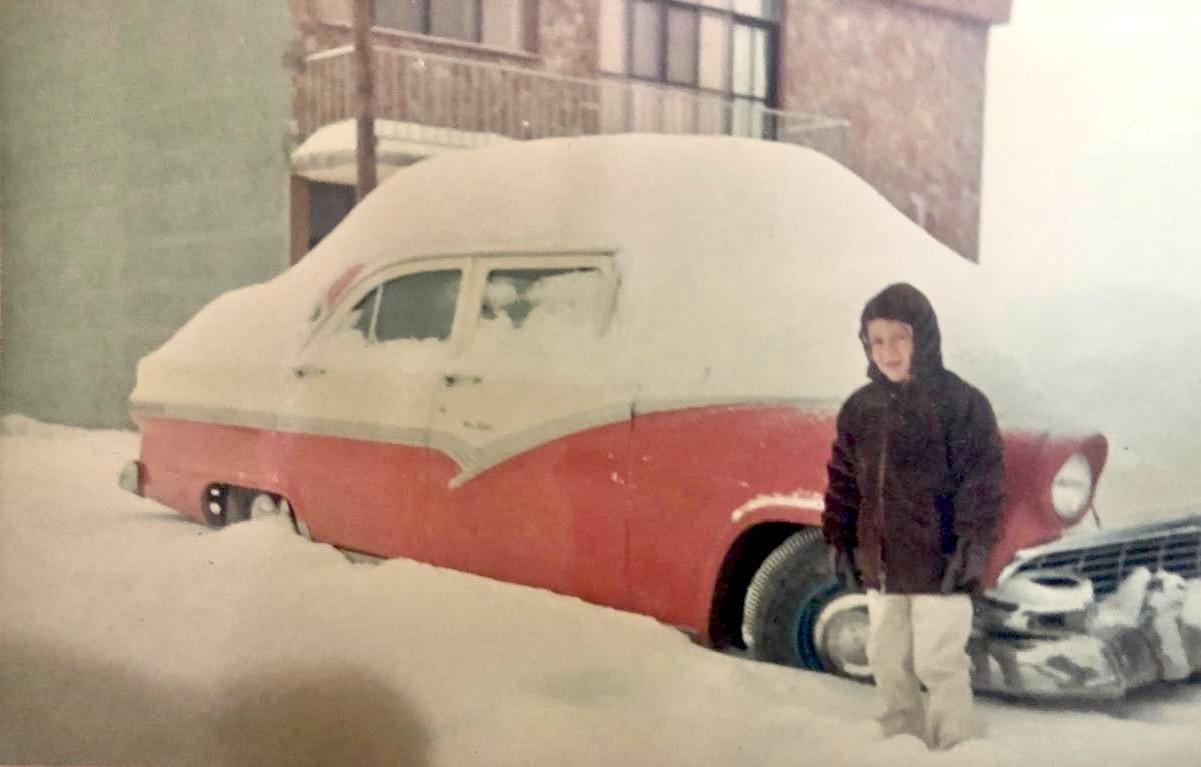 $!Esta fotografía nos la compartió un un lector. Su nombre es Mario Valdés en la imagen tiene nueve años. Además de la estética de la época se puede apreciar la acumulación de nieve en el piso, sobre el auto y el balcón en la parte trasera.