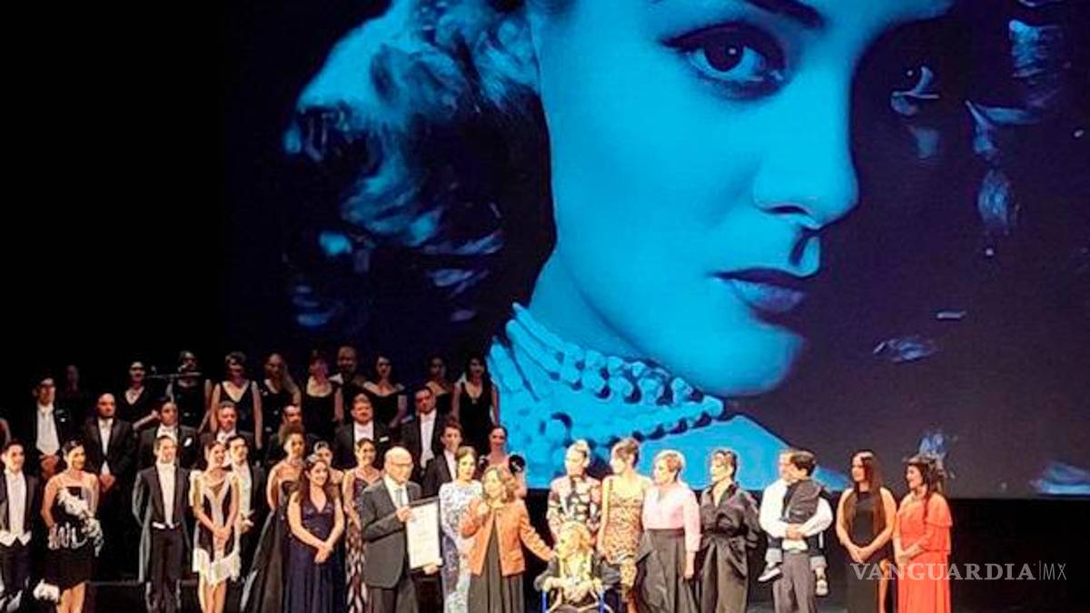 Silvia Pinal brilla en Bellas Artes; rinden homenaje a sus 7 décadas de trayectoria