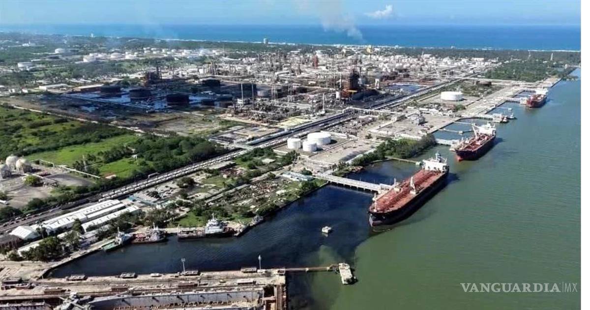 Investiga Semar mancha de hidrocarburo en río Pánuco tras negativa de Pemex