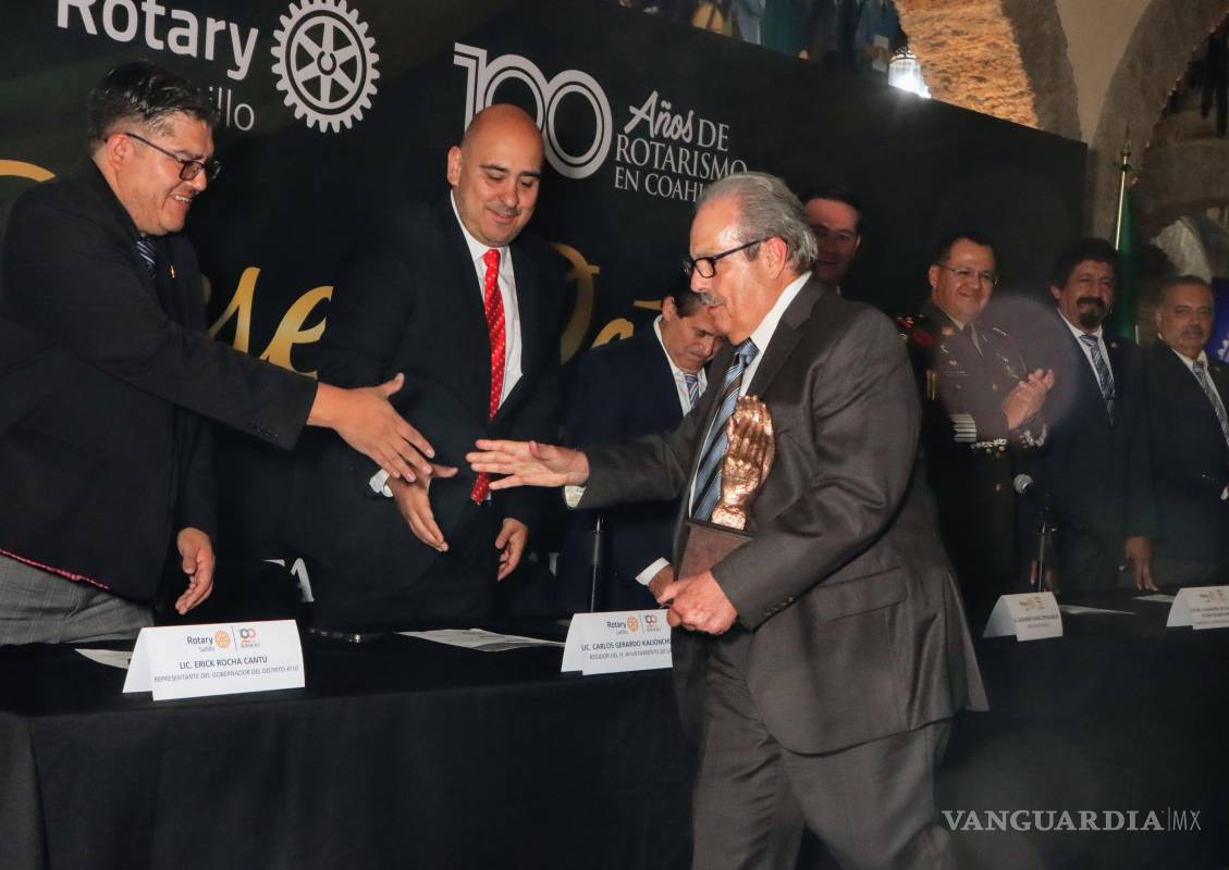 $!Enrique Martínez y Martínez, exalcalde, exgobernador de Coahuila y exembajador de México en Cuba, fue reconocido como una figura emblemática en la historia del Club Rotario de Saltillo.