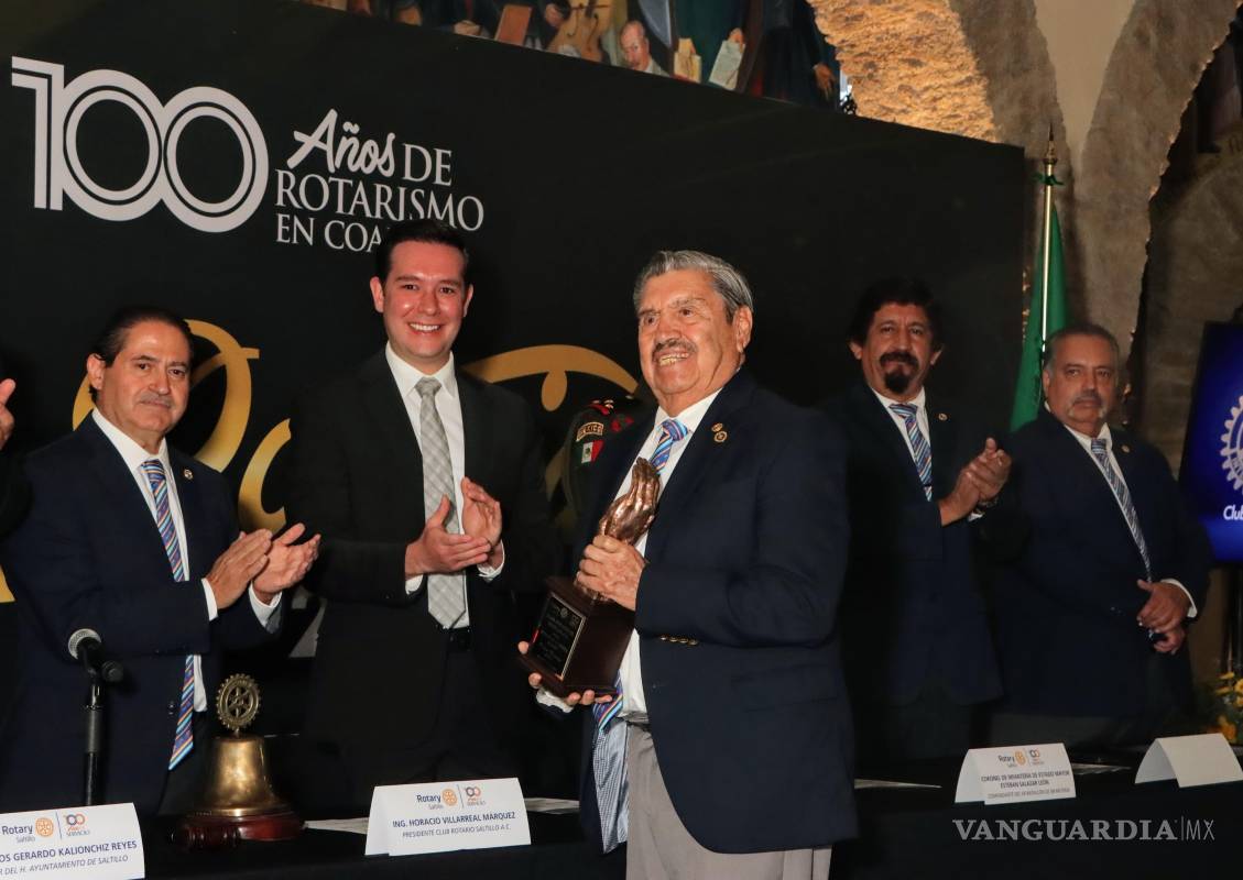 $!El profesor Ciro López recibió la presea en honor a Don Eduardo M. Suees, impulsor de la formación musical infantil en el estado.