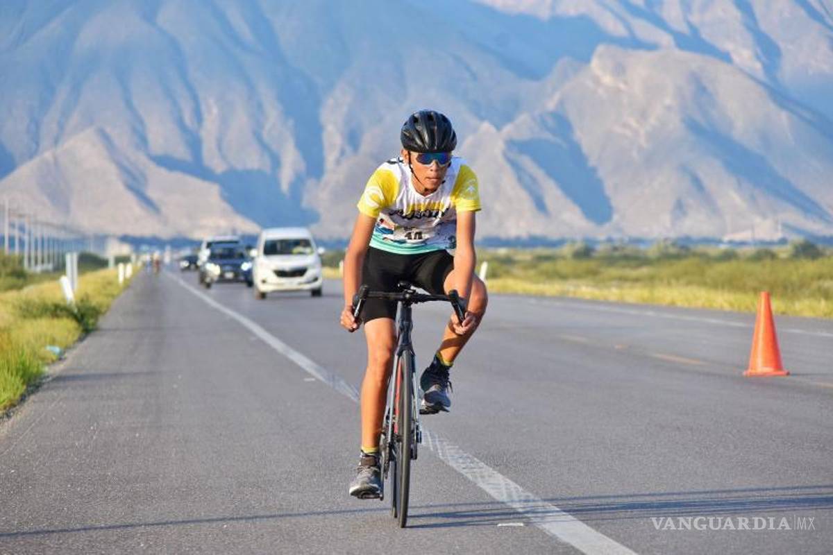 $!Jóvenes ciclistas recorren las calles principales durante la primera fase del triatlón.