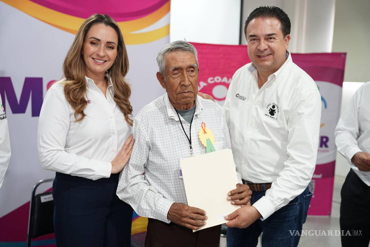 $!Jaime Bueno Zertuche, director del IEEA Coahuila, subrayó que nunca es tarde para aprender y que la educación transforma vidas y fortalece comunidades.