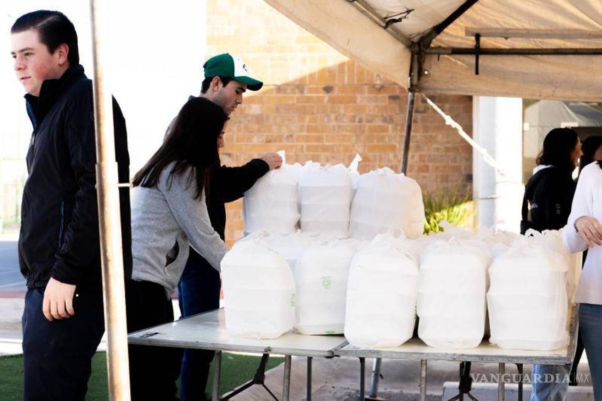 $!Equipos de voluntarios visitan hospitales para entregar cenas a familiares de pacientes.