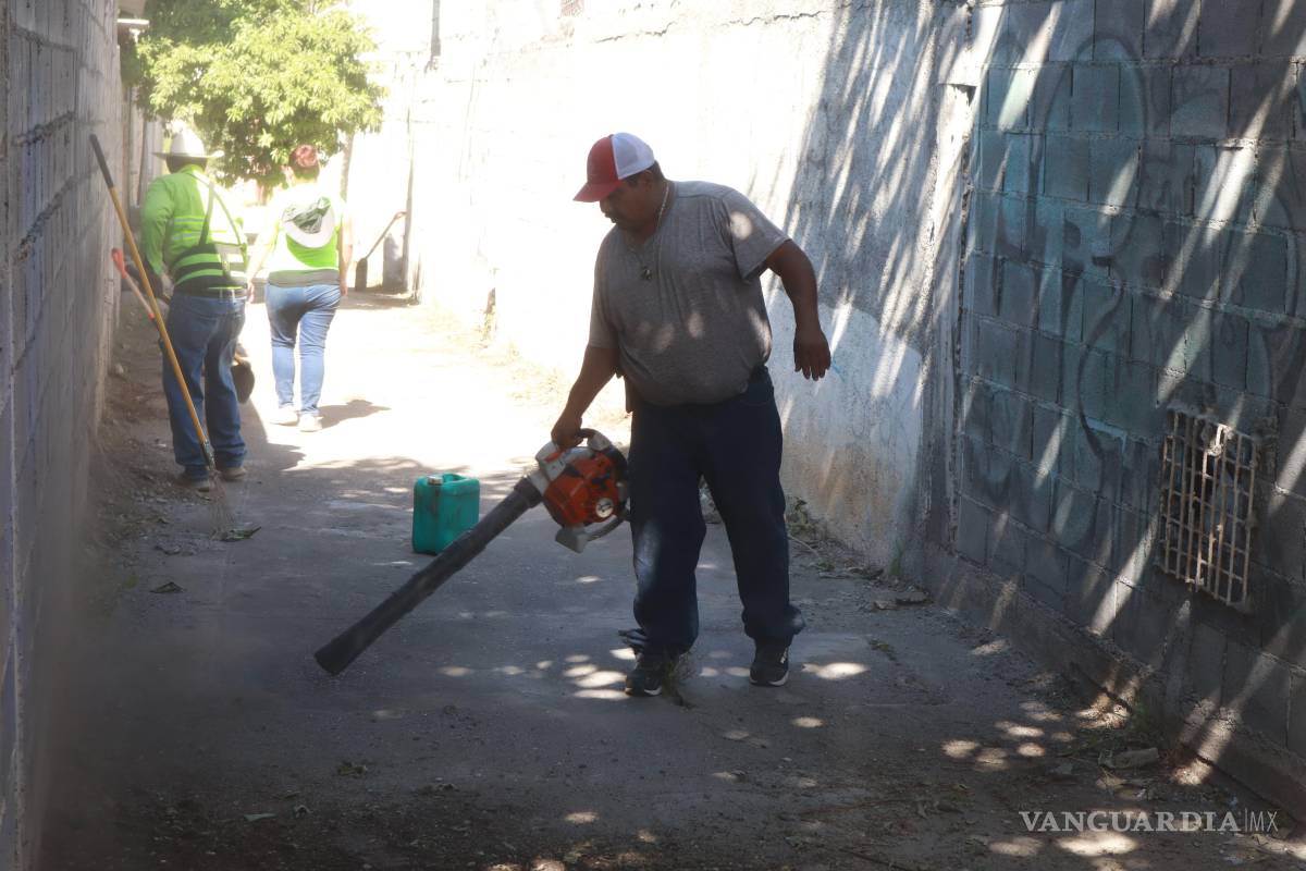 $!Brigadas municipales retiraron basura y escombro en los callejones de la colonia Miguel Hidalgo.