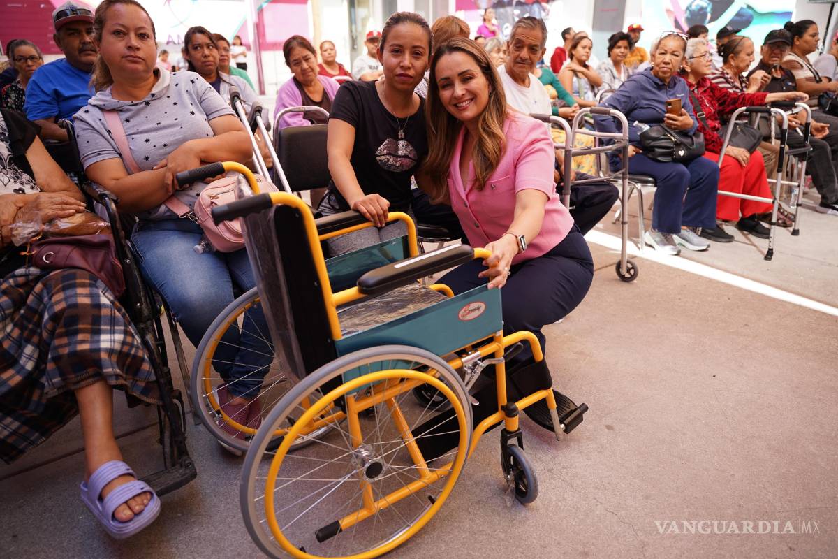 $!La presidenta honoraria del DIF Saltillo, Luly López Naranjo, encabezó la quinta entrega.