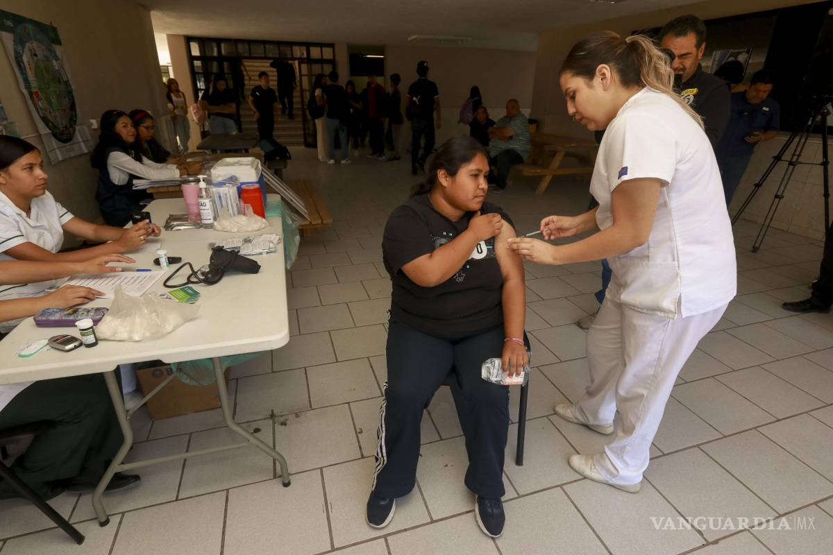Vacuna IMSS a alumnos de UAdeC de Saltillo contra Neumococo, Tétanos, Hepatitis B y Virus del Papiloma Humano