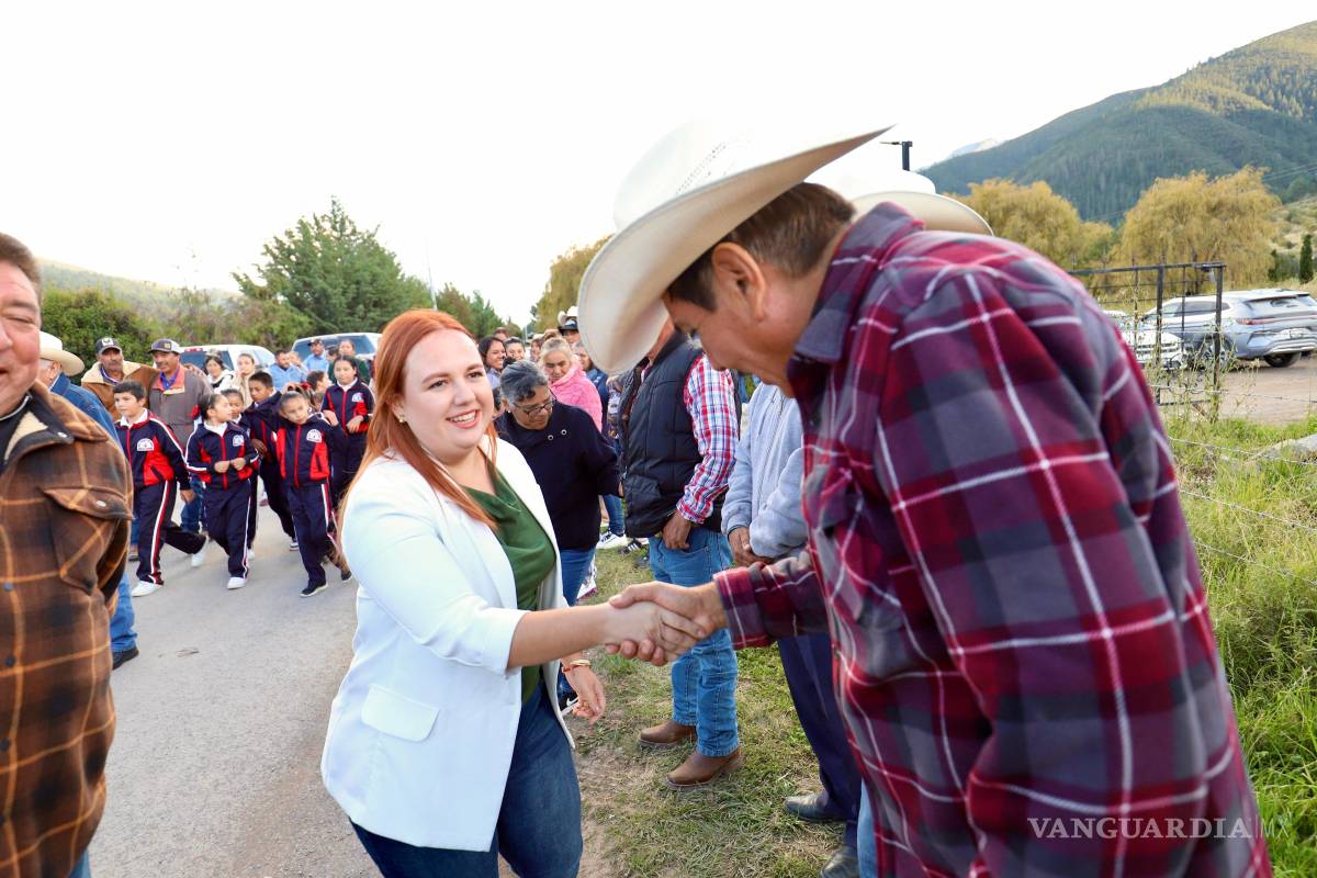 $!La alcaldesa Ana Karen Sánchez Flores encabezó la entrega del nuevo camino al panteón de Mesa de las Tablas, obra que representó más de 3.1 millones de pesos en inversión.