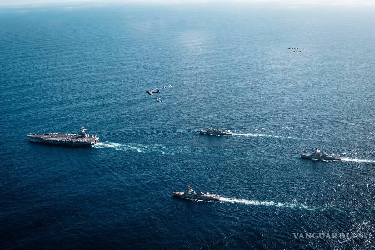 $!Unidades del Grupo de Ataque del Portaaviones Gerald R. Ford y un bombardero B-52 de la Fuerza Aérea de EU operando este jueves, en aguas internacionales.