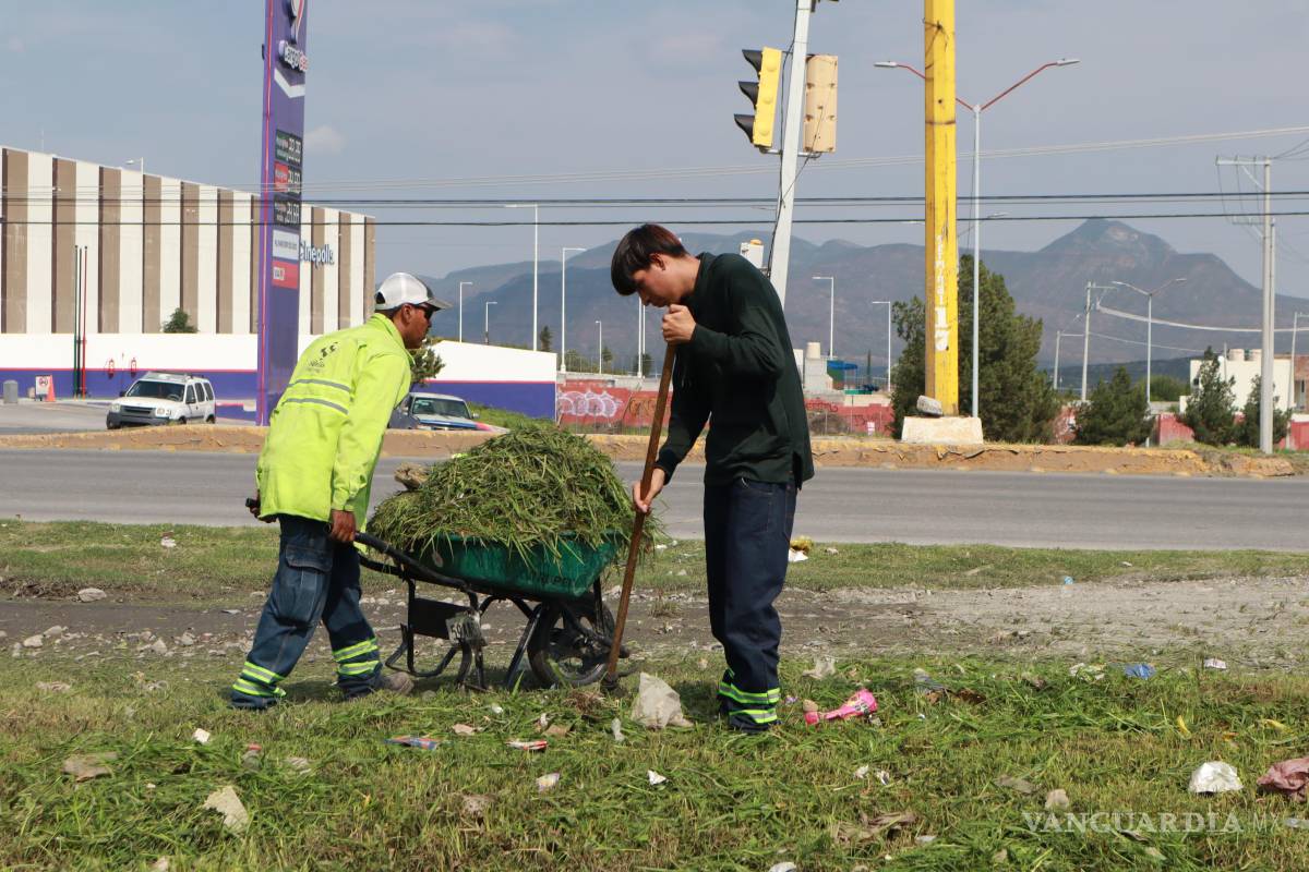 $!Limpieza y deshierbe en el bulevar Antonio Cárdenas, como parte del compromiso ambiental del municipio.
