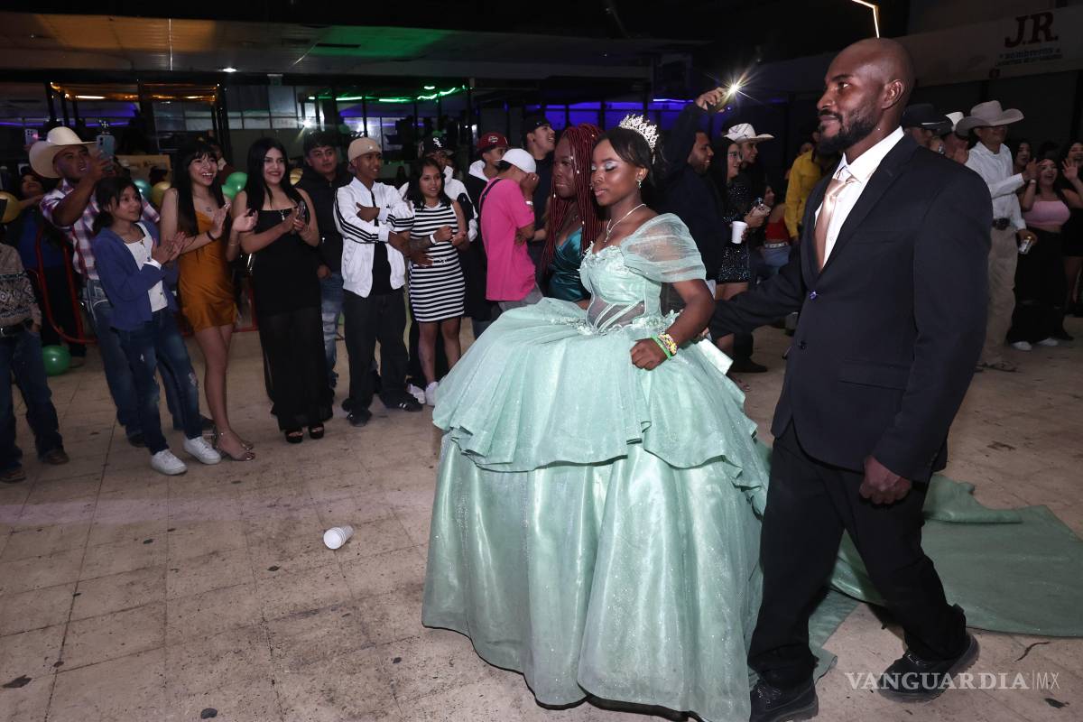 $!Steisy baila junto a sus hermanos Lirul Yid y Chuleta durante la celebración de sus XV años, considerada por muchos “la fiesta más famosa de Saltillo”.