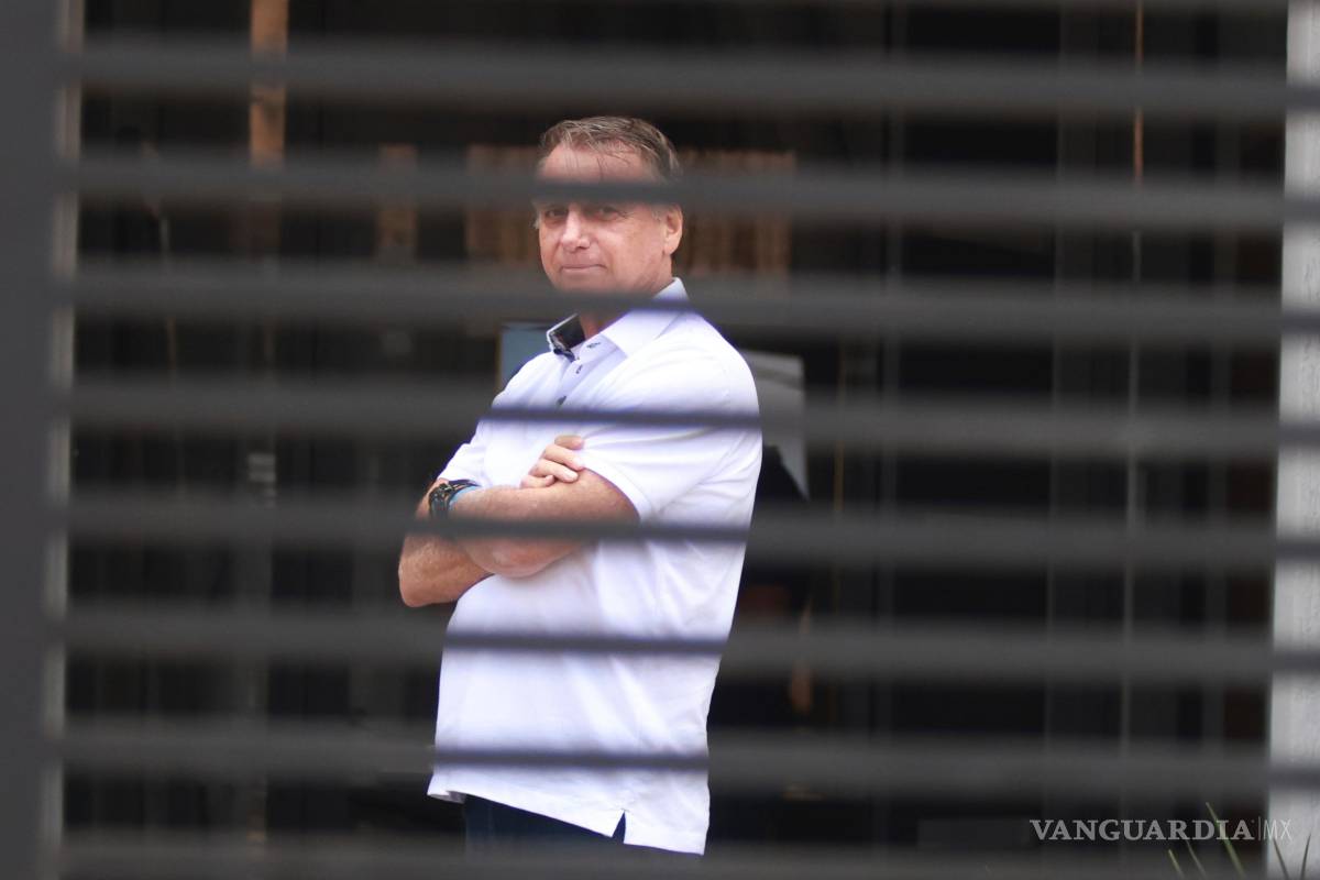 $!El expresidente brasileño Jair Bolsonaro mira a la cámara en su domicilio en Brasilia, Brasil, el 2 de septiembre de 2025, mientras cumple arresto domiciliario.