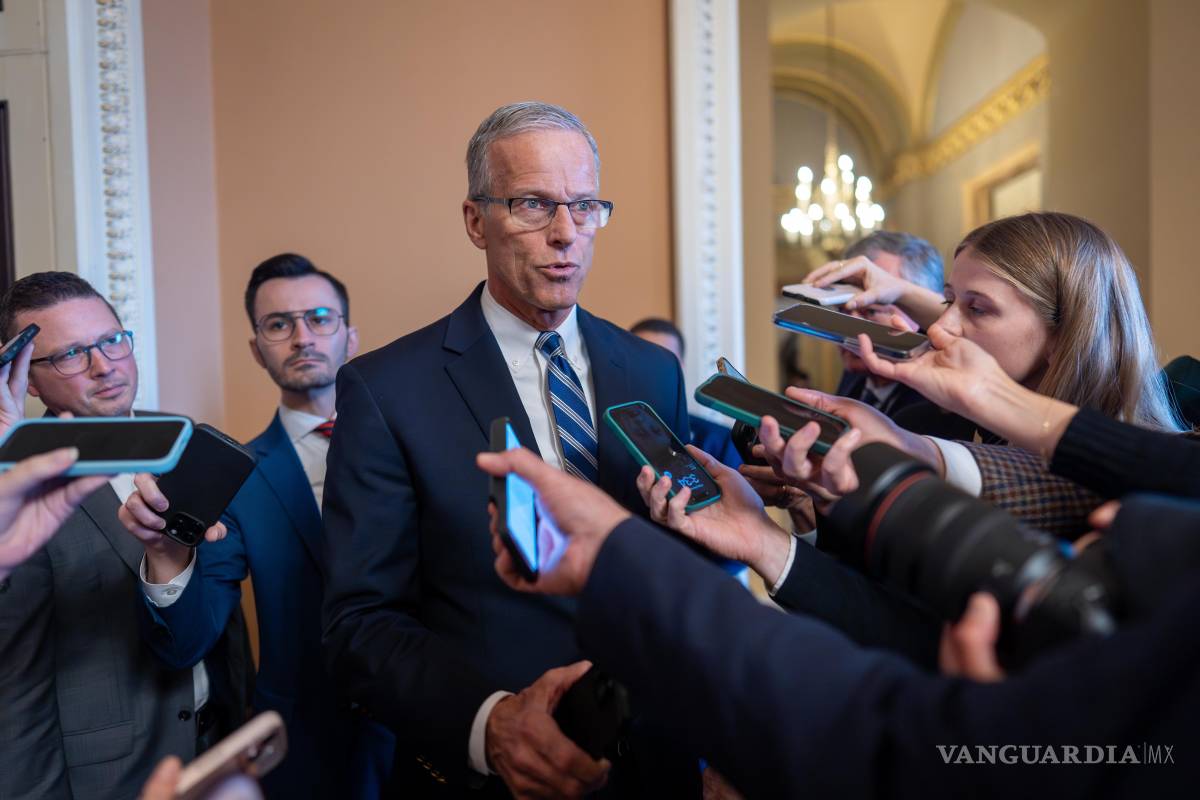 $!El líder republicano de la mayoría del Senado, John Thune habla con reporteros.