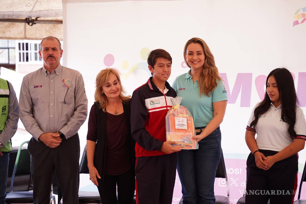 DIF Saltillo entrega paquetes escolares en zona rural de la capital