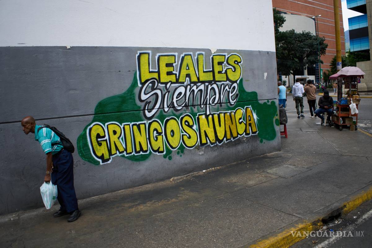 $!Un peatón pasa junto a un mural que dice en español: “Siempre leales, nunca gringos” en Caracas, Venezuela.