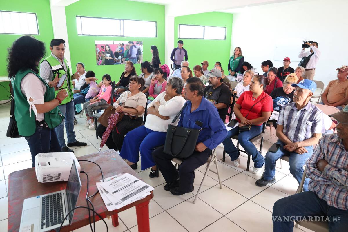 $!Funcionarios municipales apoyaron a usuarias y usuarios en el proceso de pre-registro de credenciales en distintos sectores de Saltillo.