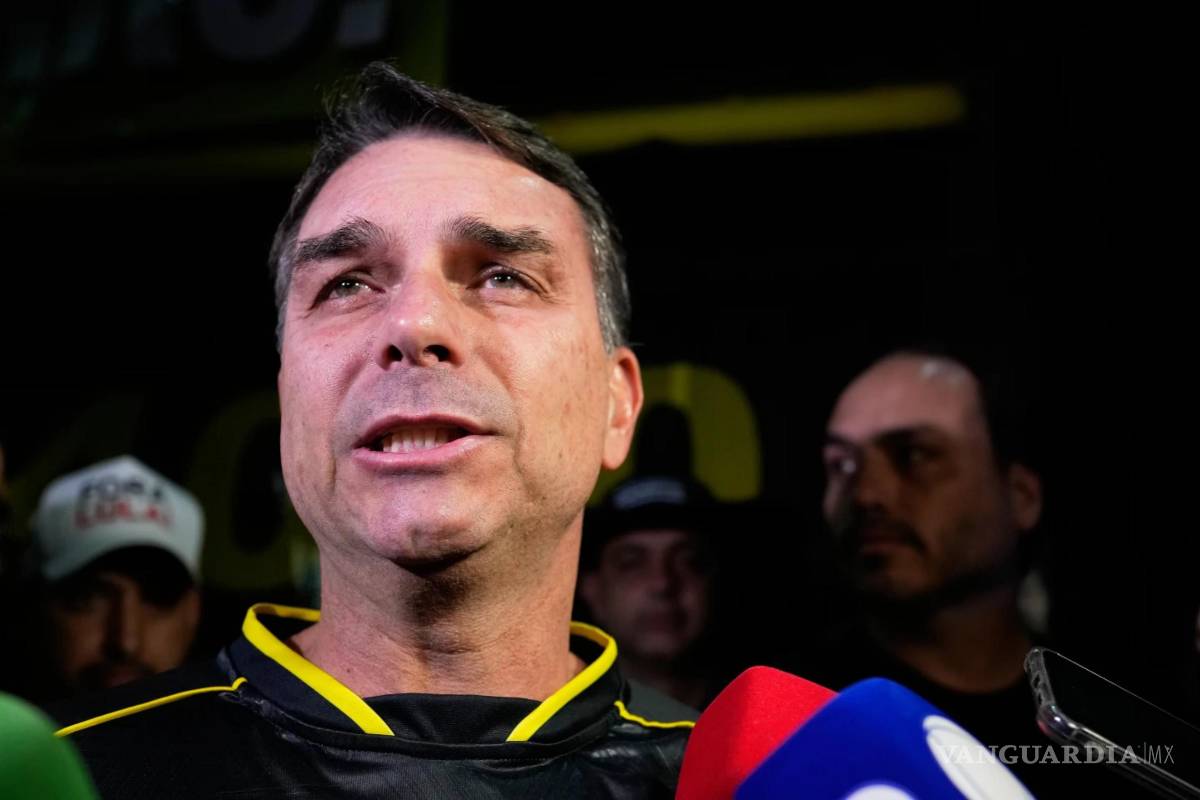 $!Flávio Bolsonaro, hijo del expresidente Jair Bolsonaro, en una vigilia frente a la residencia del expresidente en Brasilia, Brasil, el 22 de noviembre de 2025.