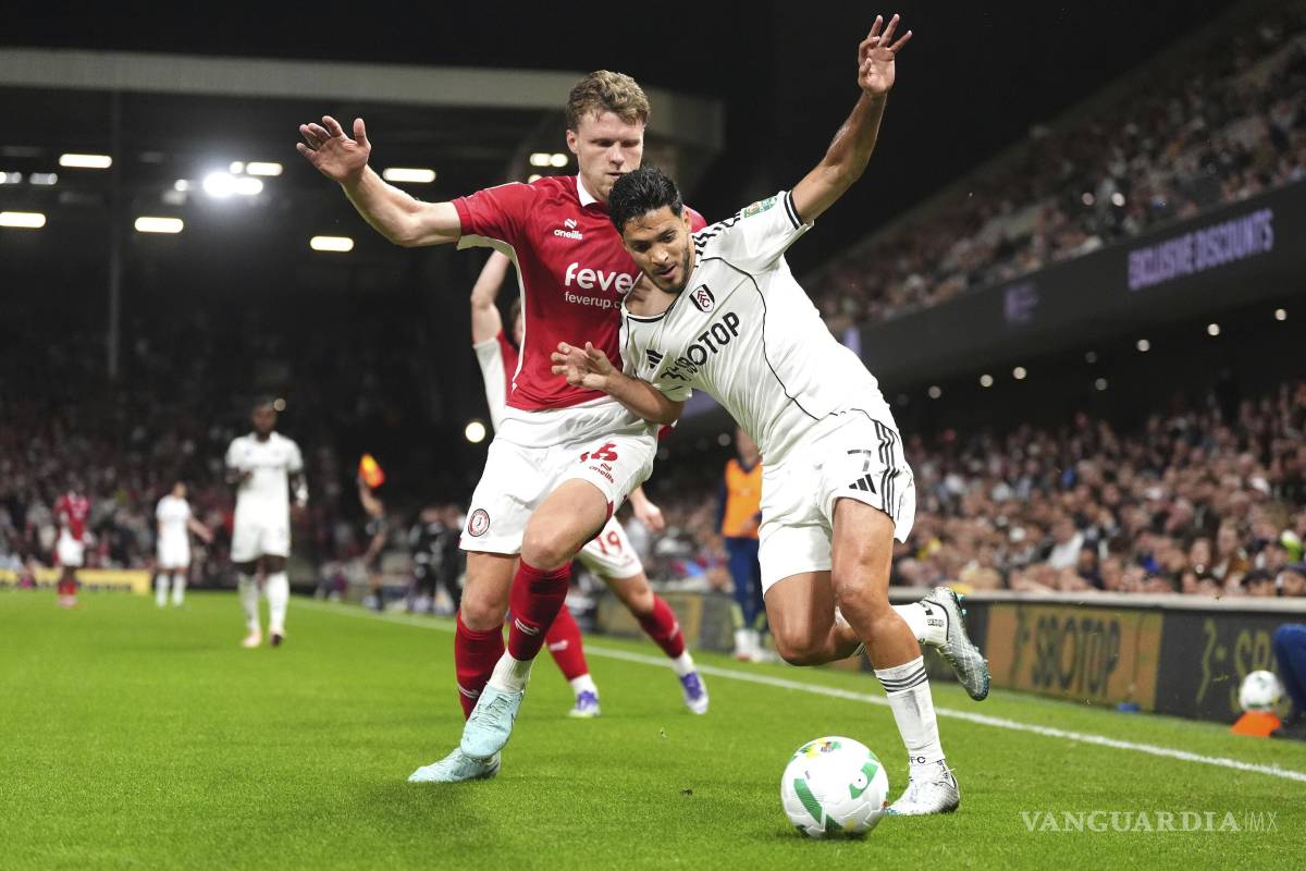 Raúl Jiménez anota, provoca autogol y guía al Fulham a la siguiente fase de la Carabao Cup