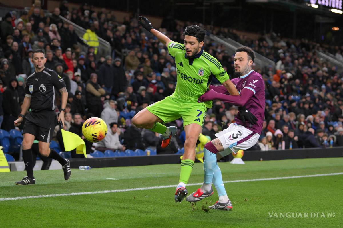 Raúl Jiménez aporta en triunfo del Fulham 3-2 sobre Burnley en la Premier League