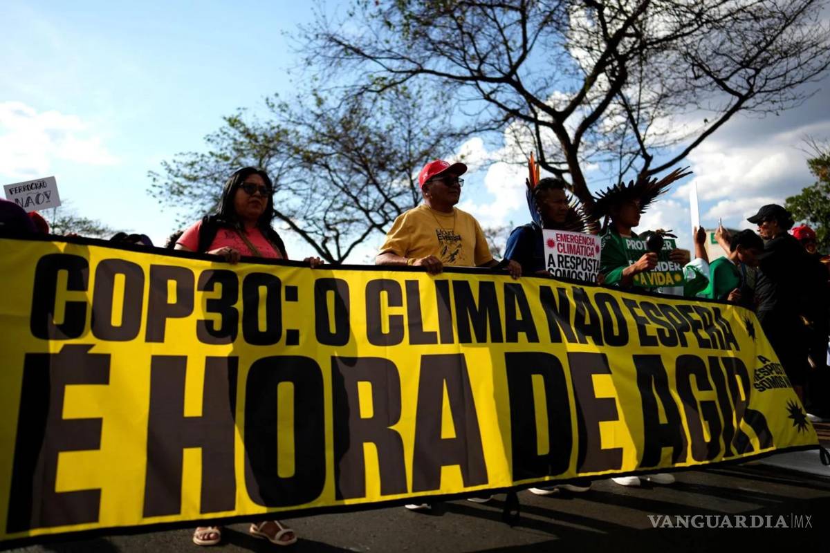 $!Manifestantes con una pancarta que dice, “COP30: El clima no puede esperar, es hora de actuar”, en vísperas de la Cumbre del Clima COP30 de la ONU en Brasilia.