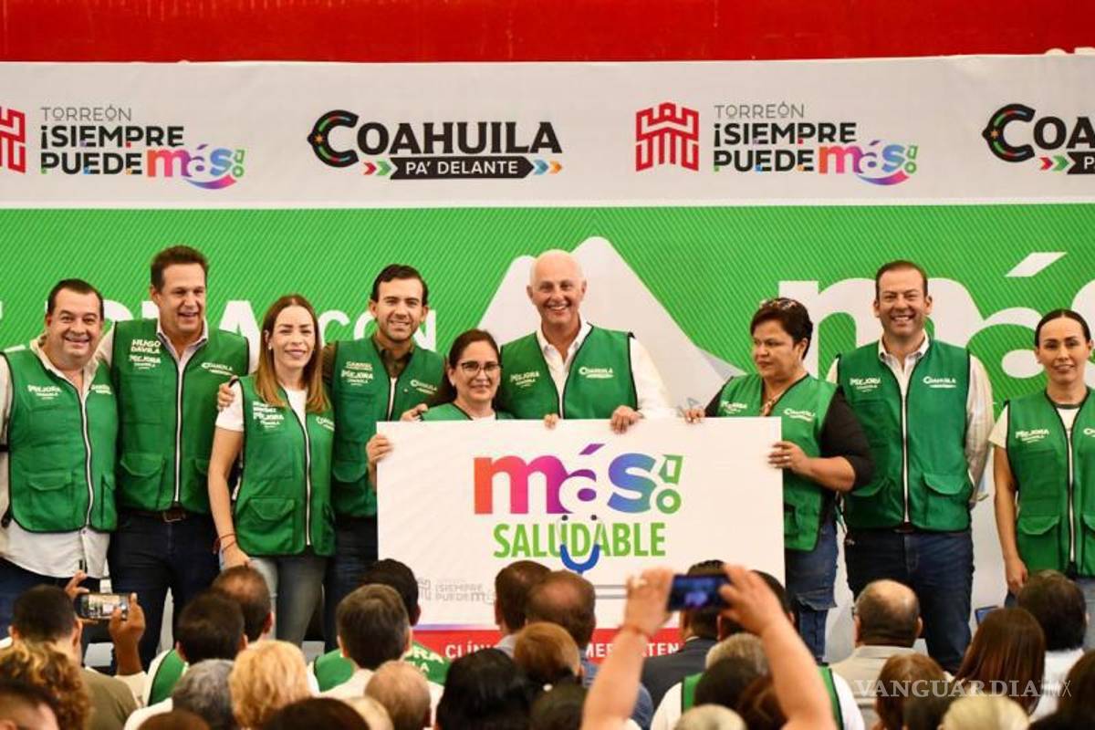 $!El edil entregó de forma simbólica la tarjeta “Más Saludable” a beneficiarios en el Auditorio Municipal.